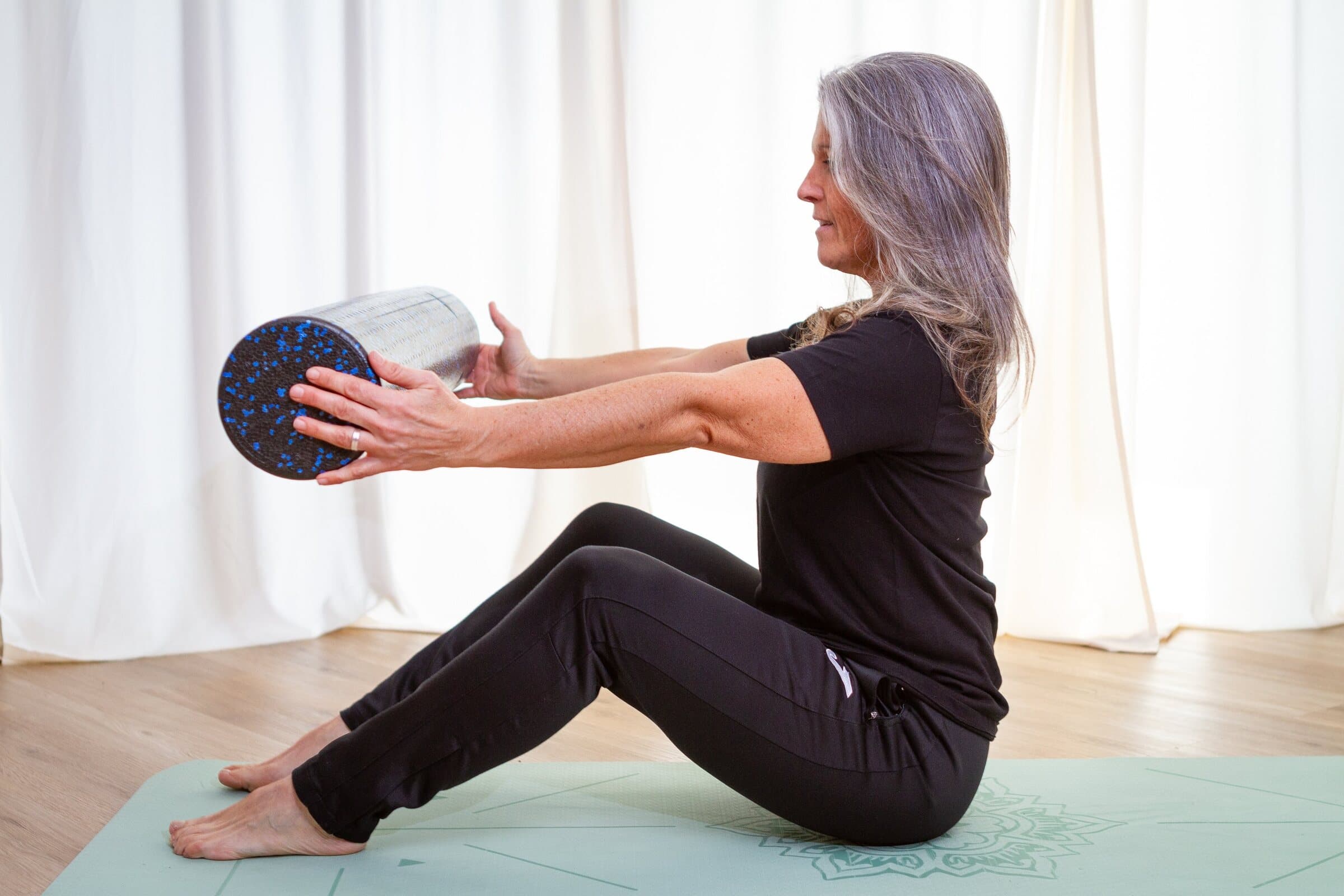Exercici de pilates amb corró